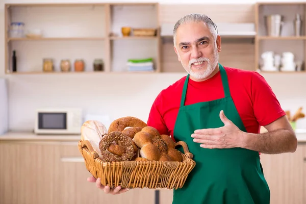 Régi férfi baker dolgozik a konyhában — Stock Fotó