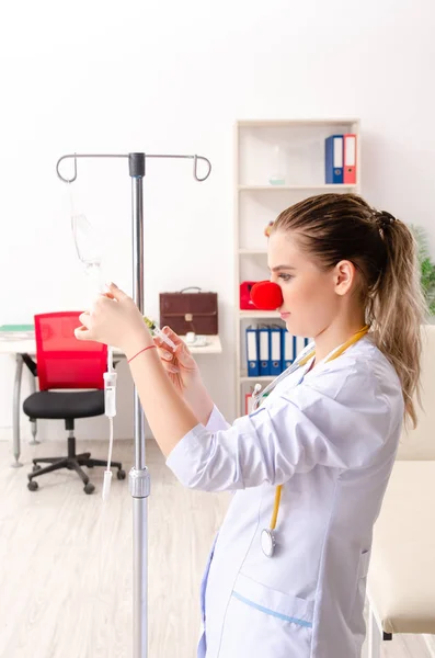 Lustige Ärztin arbeitet in der Klinik — Stockfoto