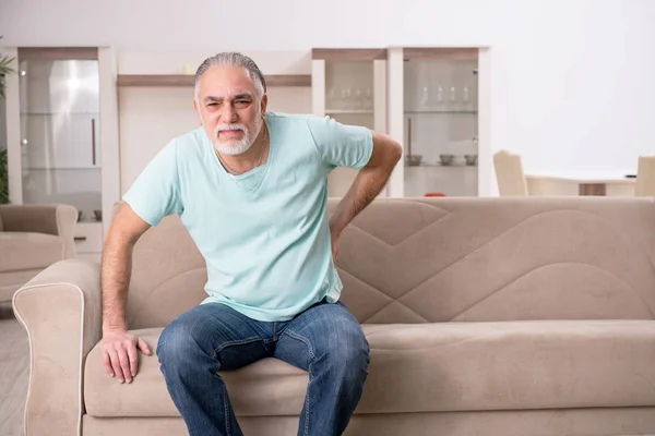 Blanco barbudo anciano que sufre en casa — Foto de Stock