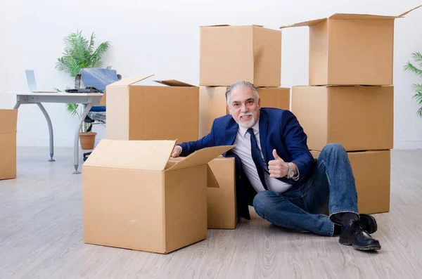 Hombre de negocios envejecido que se traslada a un nuevo lugar de trabajo —  Fotos de Stock