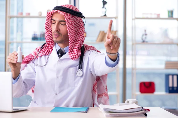 Arabský lékař pracující na klinice — Stock fotografie