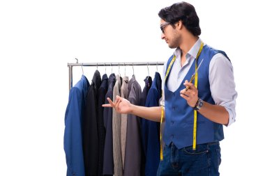 Genç terzi beyazı soyutladı 