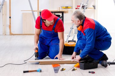 İki profesyonel Müteahhitler evde parke döşeme  