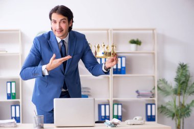 Ofiste çalışan genç bir iş adamı. 