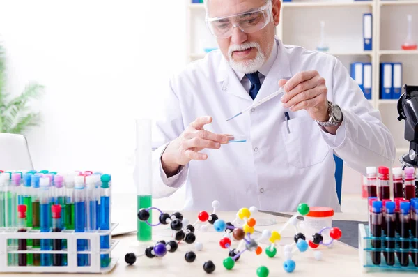 Homem velho químico que trabalha no laboratório — Fotografia de Stock