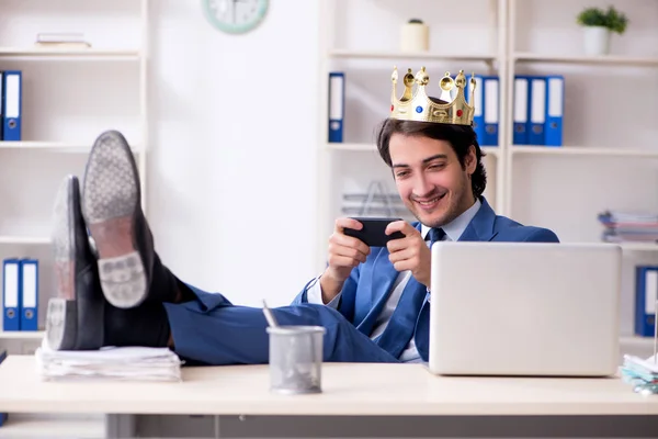 Jovem rei empresário trabalhando no escritório — Fotografia de Stock