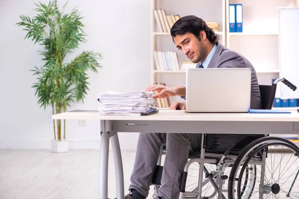 Junge hübsche Angestellte im Rollstuhl im Büro — Stockfoto