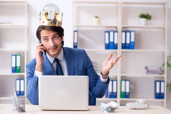 Ung kung affärsman som arbetar på kontoret — Stockfoto