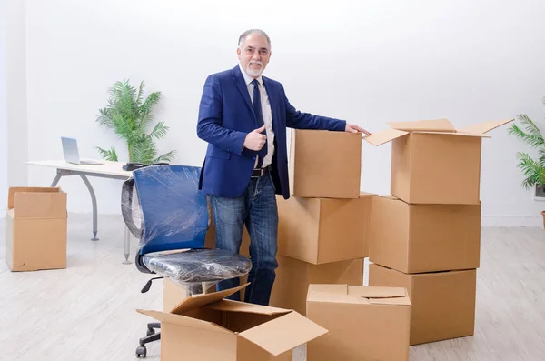 Empresário envelhecido se mudando para novo local de trabalho — Fotografia de Stock