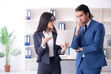 Ofiste çalışan iki çalışan. 