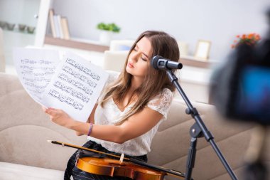 Keman çalan güzel bir blog yazarı