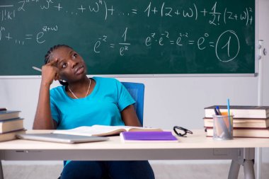 Kara tahta önünde siyah kız öğrenci  