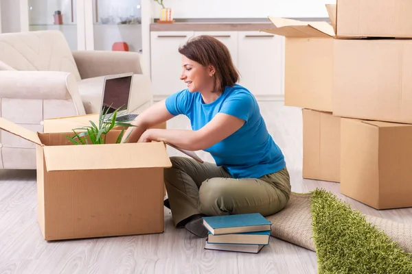 Frau mittleren Alters zieht in neue Wohnung — Stockfoto