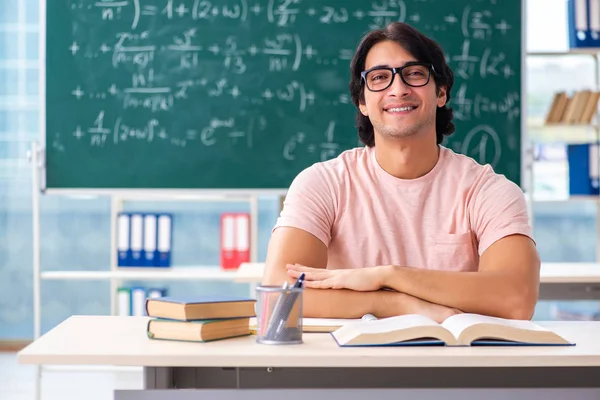 Joven estudiante masculino en el aula —  Fotos de Stock