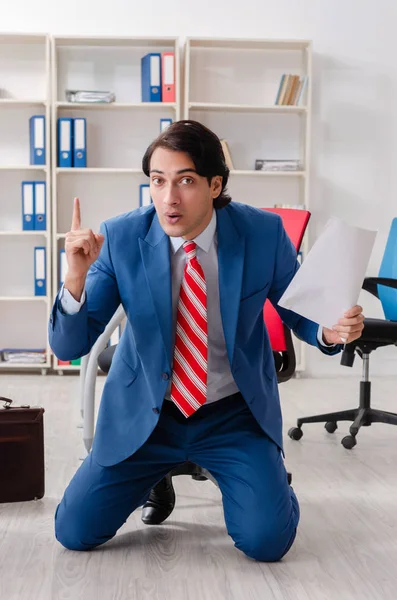 Junge glückliche männliche Angestellte im Büro — Stockfoto