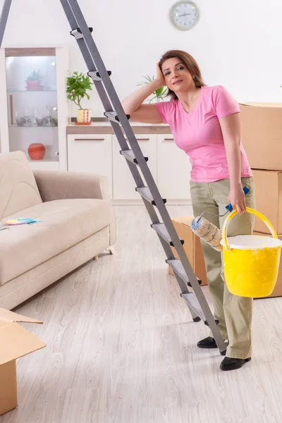 Mujer de mediana edad haciendo renovación en casa — Foto de Stock