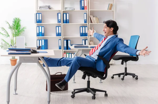 Jovem feliz masculino empregado no escritório — Fotografia de Stock