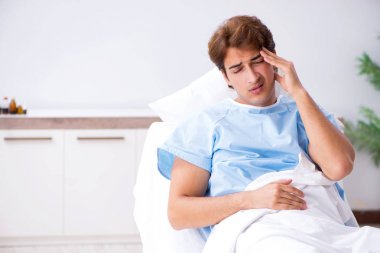 Kanepe hastanede yatan genç erkek hasta 