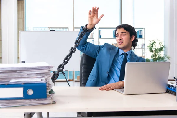 Geketende mannelijke werknemer ongelukkig met overmatig werk — Stockfoto
