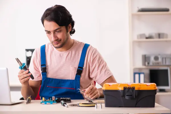 Jeune entrepreneur masculin réparer l'ordinateur — Photo