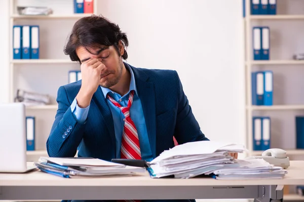 Jovem empresário bonito sentado no escritório — Fotografia de Stock