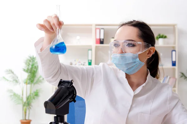 Jonge vrouwelijke chemicus werkzaam in het lab — Stockfoto