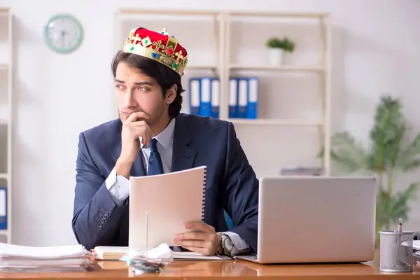 Jeune homme d'affaires roi travaillant dans le bureau — Photo