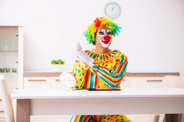 Manliga clown förbereder för perfomance hemma — Stockfoto