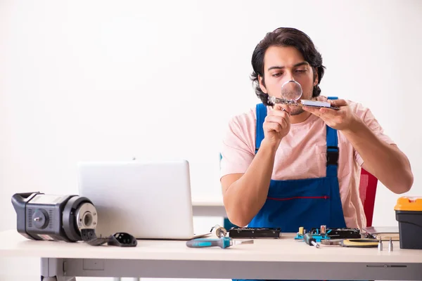 Joven contratista masculino reparación de computadoras — Foto de Stock