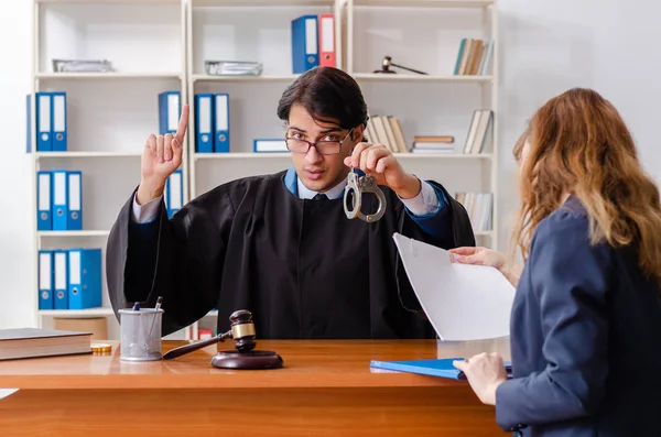 Jeune femme visitant avocat masculin — Photo