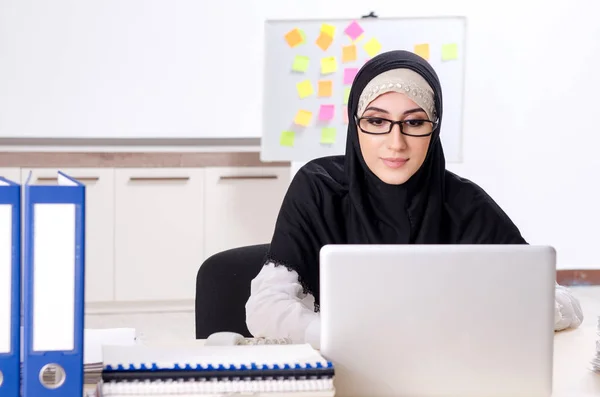 Vrouwelijke werknemer in hijab op kantoor — Stockfoto