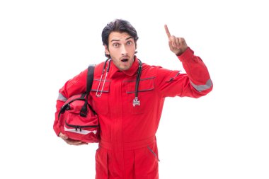 Beyaz izole kırmızı üniformalı genç sağlık görevlisi 