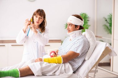 Genç doktor yaralı hastayı muayene ediyor. 