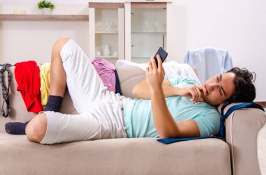 Genç adam koca evde Ütü 