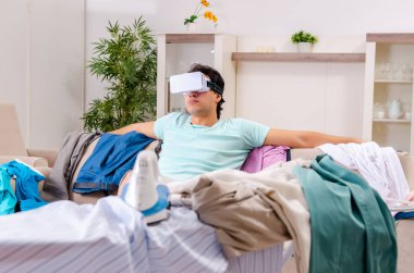 Genç adam koca evde Ütü 