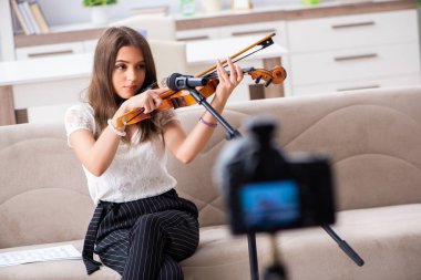 Keman çalan güzel bir blog yazarı