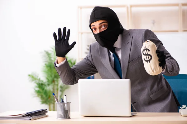 Muž gangster kradoucí informace z kanceláře — Stock fotografie