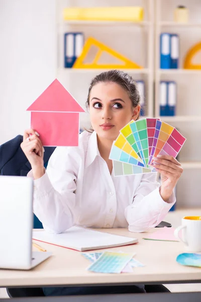 Mujer hermosa diseñadora trabajando en la oficina —  Fotos de Stock