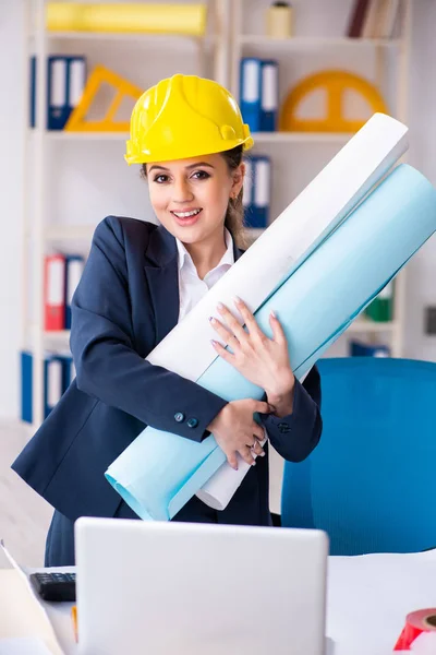 Ung kvinnlig arkitekt på kontoret — Stockfoto