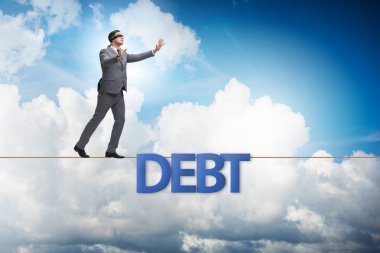 İpe bağlayürüyen işadamı ile borç ve kredi konsepti