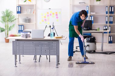 Ofiste çalışan yakışıklı, profesyonel temizlikçi. 
