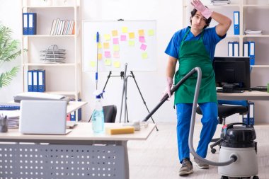 Ofiste çalışan yakışıklı, profesyonel temizlikçi. 