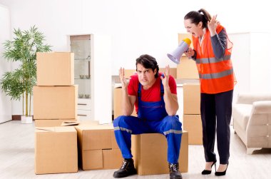 Profesyonel nakliyeciler evde yer değiştiriyor. 