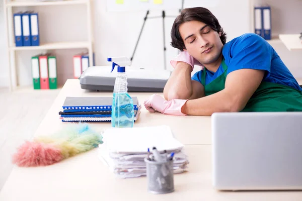 Homme beau nettoyeur professionnel travaillant dans le bureau — Photo