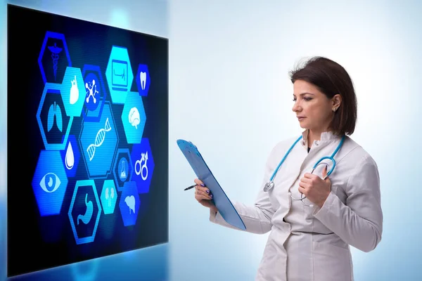 Doctora en telemedicina concepto presionando pantalla táctil —  Fotos de Stock