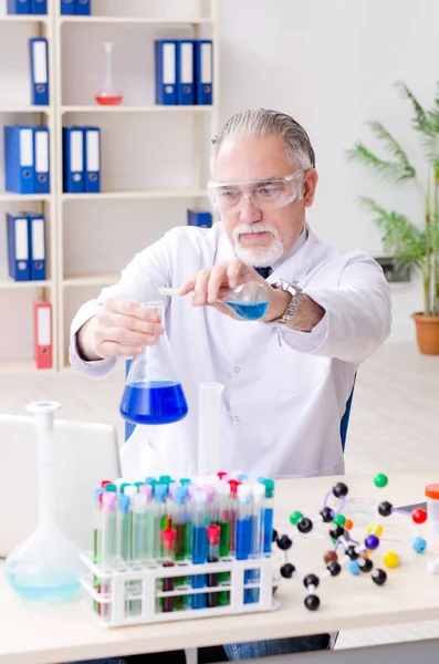 Starý chemik pracující v laboratoři — Stock fotografie