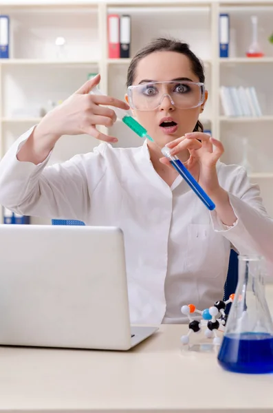 Giovane chimica femminile che lavora in laboratorio — Foto Stock