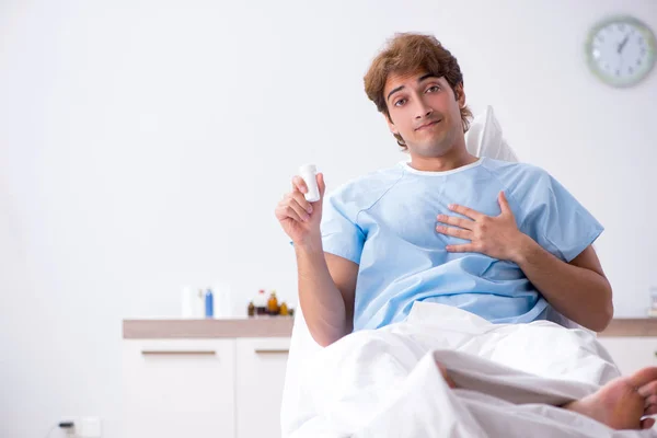 Giovane paziente di sesso maschile sdraiato sul divano in ospedale — Foto Stock