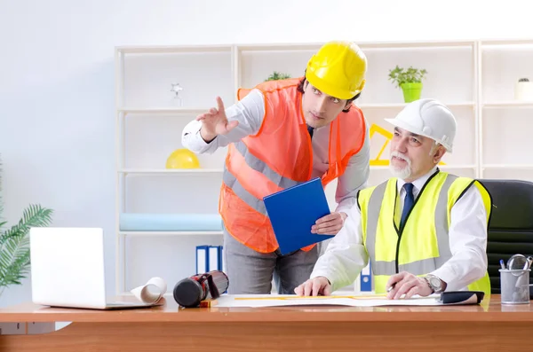 Zwei Ingenieur-Kollegen arbeiten im Projekt — Stockfoto