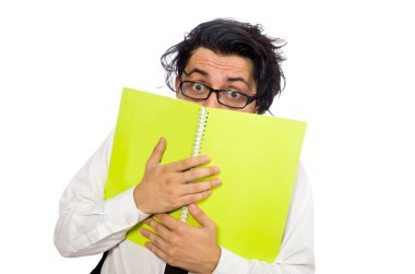 Erkek öğrenci notlarını beyazın üzerinde tutuyor. 